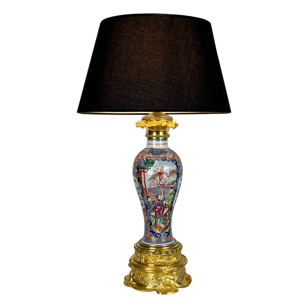 CHINESISCHE LAMPE aus dem 19. Jahrhundert aus POLYCHROM-Porzellan mit vergoldeter Bronze verziert