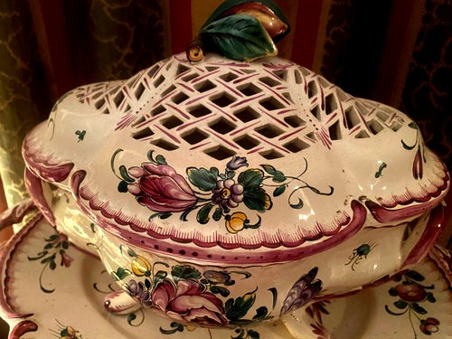 Beautiful large earthenware tureen decorated with flowers and its tray from Hannong 19th century with openwork lid in the Louis XV style.