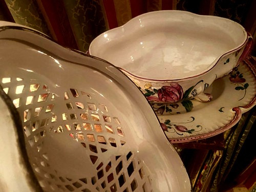 Beautiful large earthenware tureen decorated with flowers and its tray from Hannong 19th century with openwork lid in the Louis XV style.