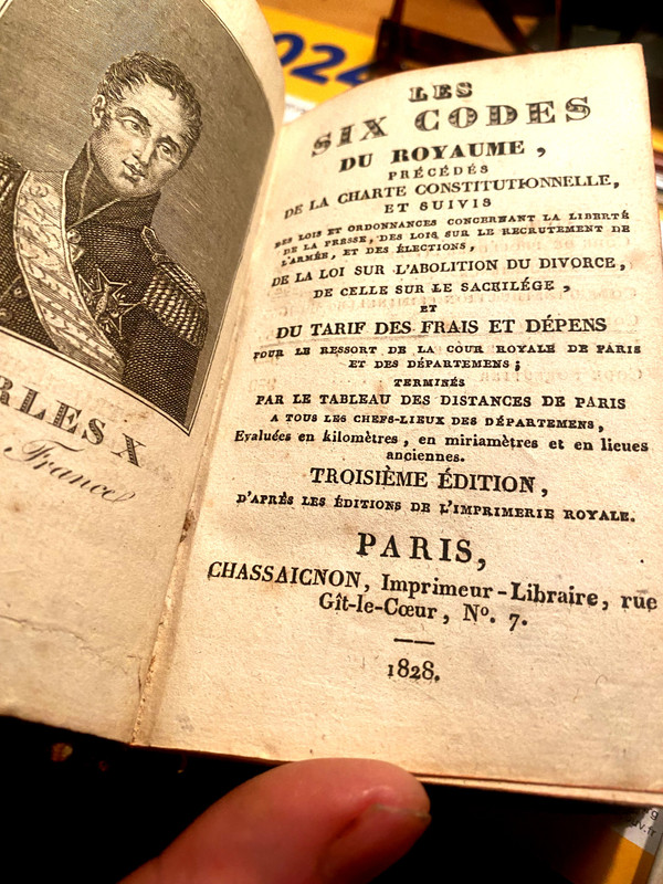 Un fort volume in 16 " Les six codes " du Royaume (Charles X )  troisième Edition à Paris chez Chassaignon 1828