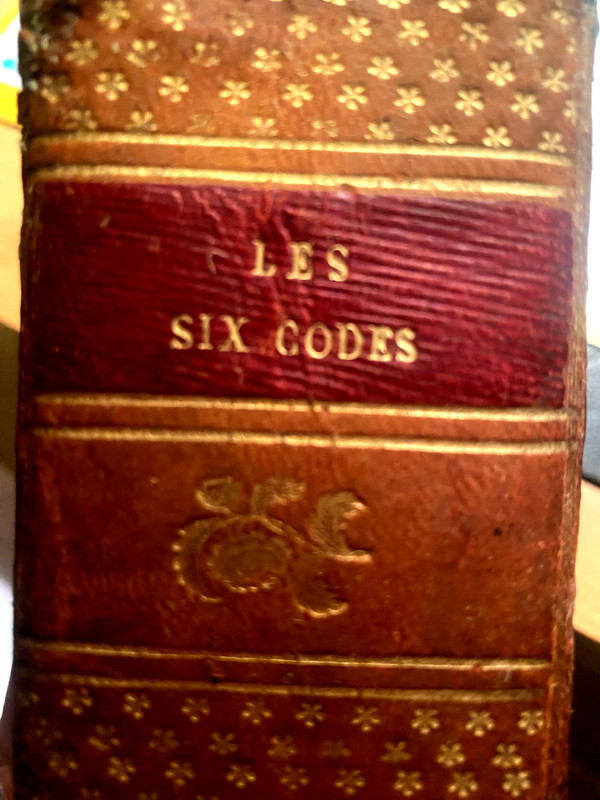 Un fort volume in 16 " Les six codes " du Royaume (Charles X )  troisième Edition à Paris chez Chassaignon 1828