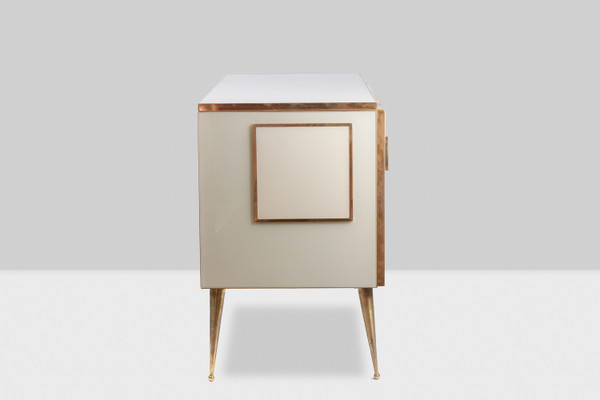 Credenza geometrica in vetro e ottone dorato. Opera italiana contemporanea.