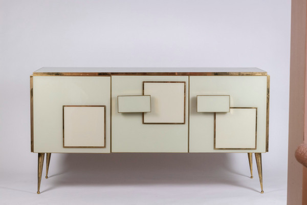 Credenza geometrica in vetro e ottone dorato. Opera italiana contemporanea.