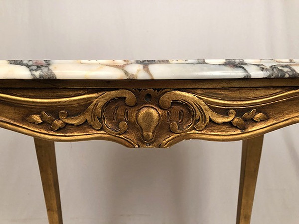 Petite table de style Louis XV en bois doré et plateau de marbre