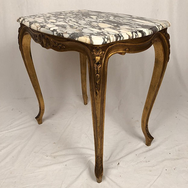 Petite table de style Louis XV en bois doré et plateau de marbre