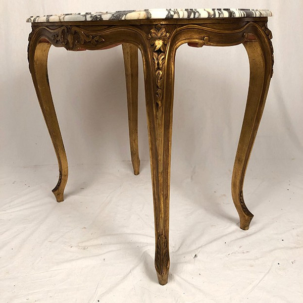 Petite table de style Louis XV en bois doré et plateau de marbre