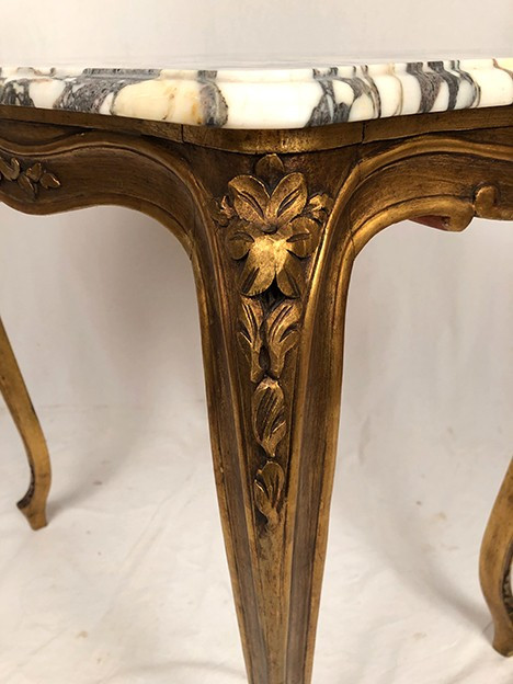 Petite table de style Louis XV en bois doré et plateau de marbre