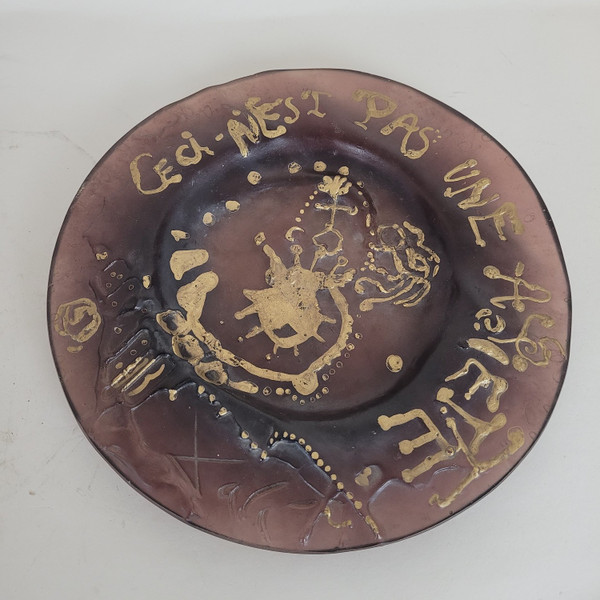 Ceci N'est Pas Une Assiette, Plate signed Dali Et Daum, 20th Century