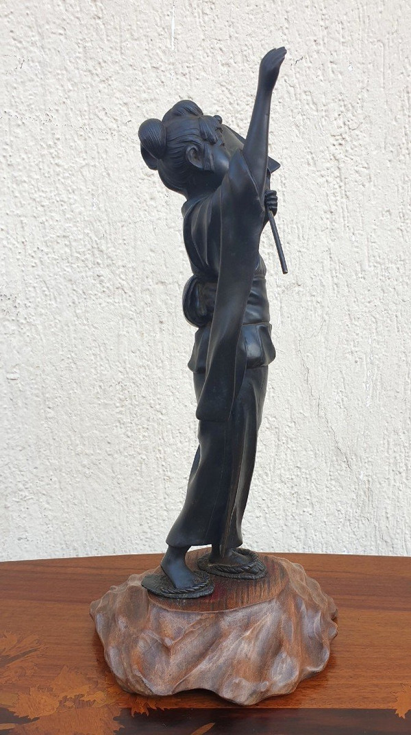 Junge Frau mit Regenschirm, Bronze Japan, Meiji, 19. Jahrhundert