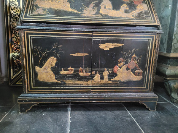 Große Scriban-Vitrine aus lackiertem Holz, Chinoiserie, Ende des 18. und Anfang des 19. Jahrhunderts