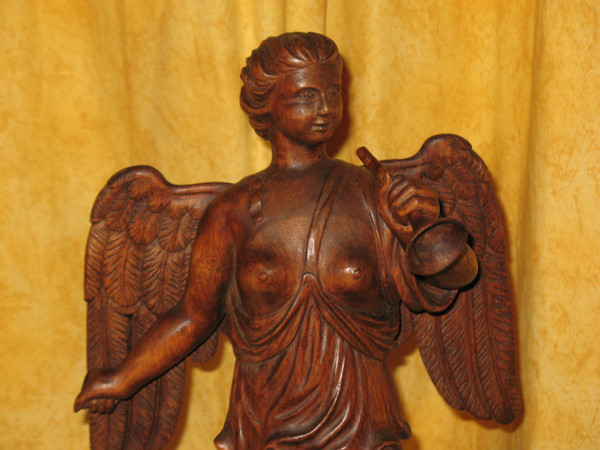 Victoire ailée Grande sculpture en bois époque 20ème