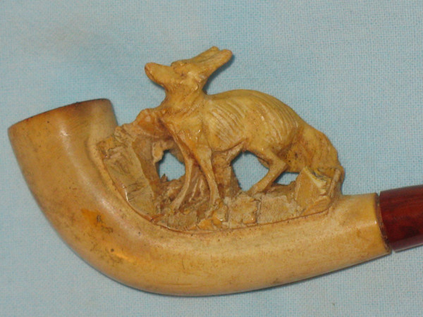 Meerschaum and amber pipe in its original case depicting a fox from the 19th century.