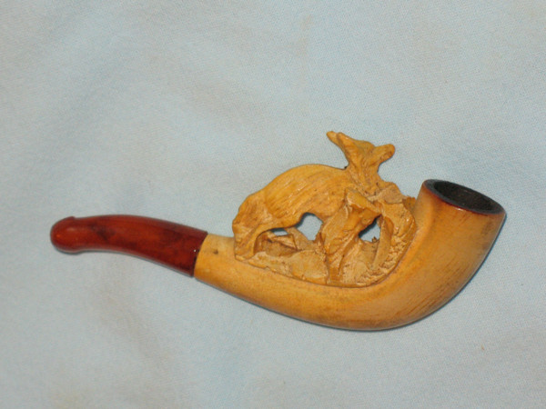 Meerschaum and amber pipe in its original case depicting a fox from the 19th century.