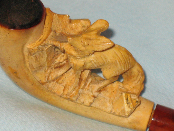 Meerschaum and amber pipe in its original case depicting a fox from the 19th century.