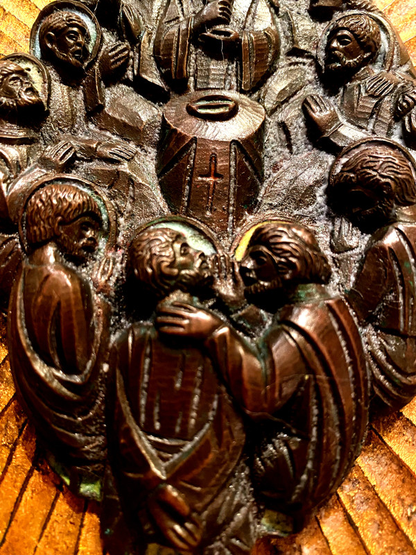 Elément décoratif à l'image du Christ et ses Apôtres en bronze patiné avec des touches d'émail color