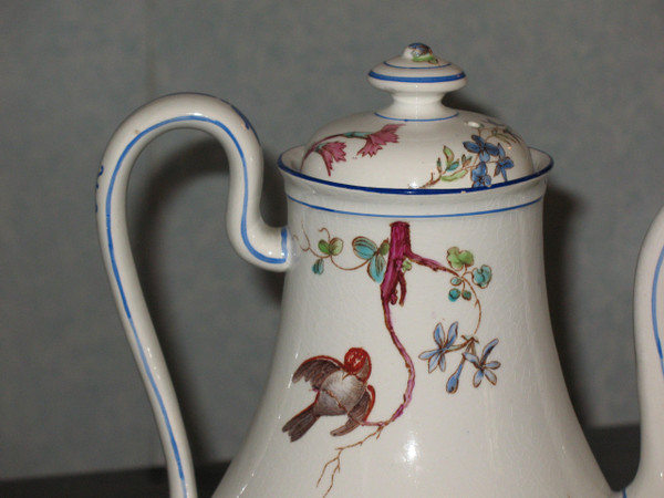 Cafetière en faïence fine de Bordeaux décor Nella avec oiseau et fleurs époque Jules Vieillard