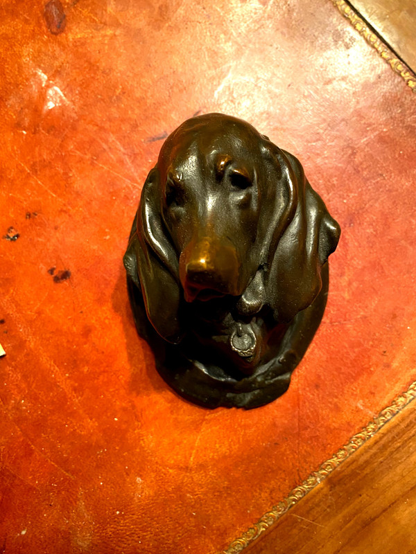 Very beautiful Basset Hound head in bronze with a beautiful patina from the 19th century oval wall sculpture