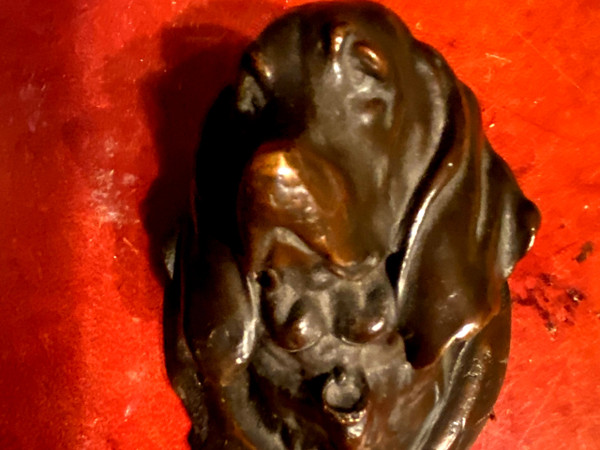 Very beautiful Basset Hound head in bronze with a beautiful patina from the 19th century oval wall sculpture