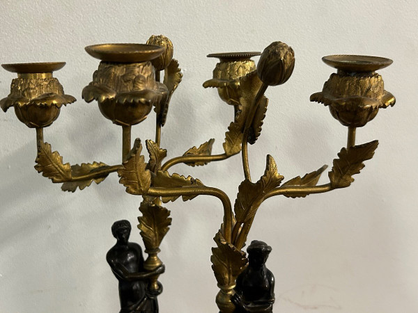 Coppia di candelabri in bronzo dorato patinato e marmo impero