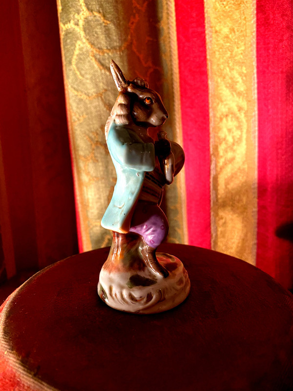 Beau lapin Corniste en porcelaine polychromée d'époque 18ème  , Allemagne