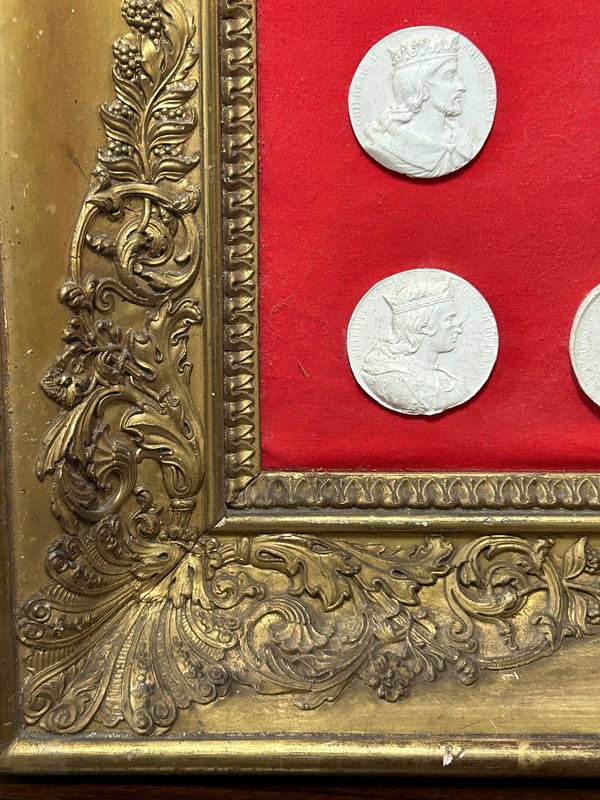 Large Frame With Medallions Of The Kings Of France - Plaster - empire - restoration