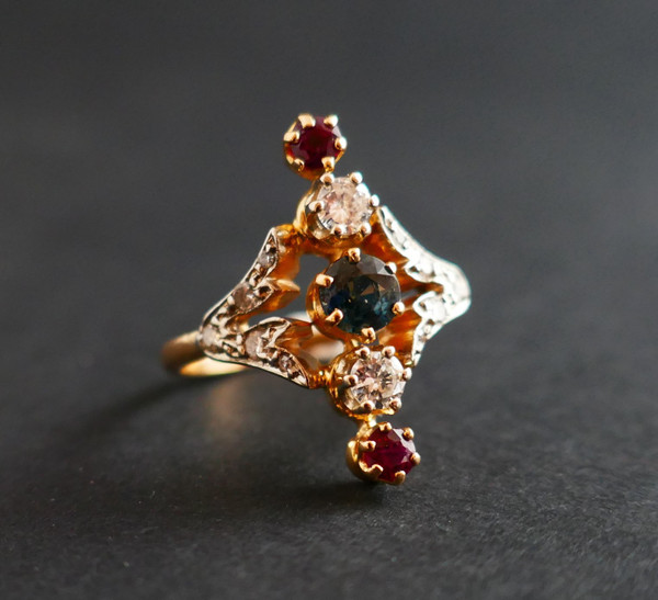 Marquise-Ring mit Diamanten, Saphiren und Rubinen.