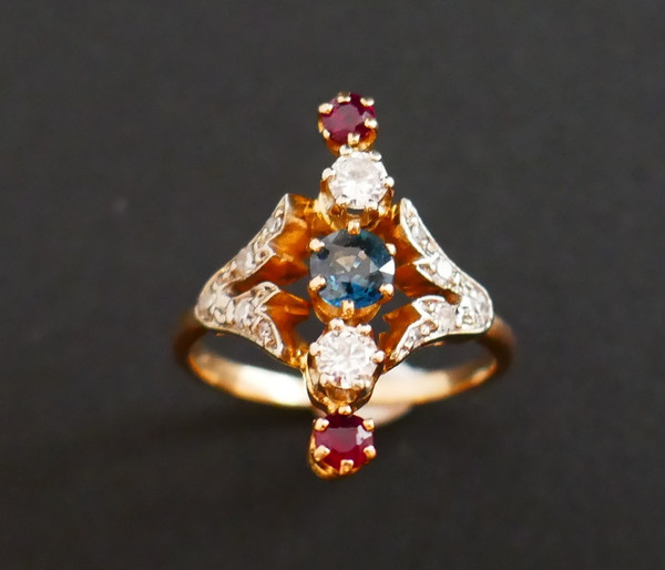 Marquise-Ring mit Diamanten, Saphiren und Rubinen.