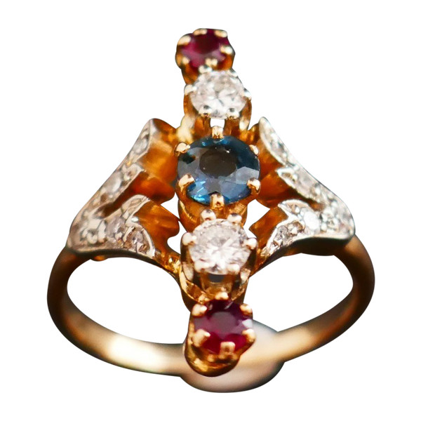 Marquise-Ring mit Diamanten, Saphiren und Rubinen.