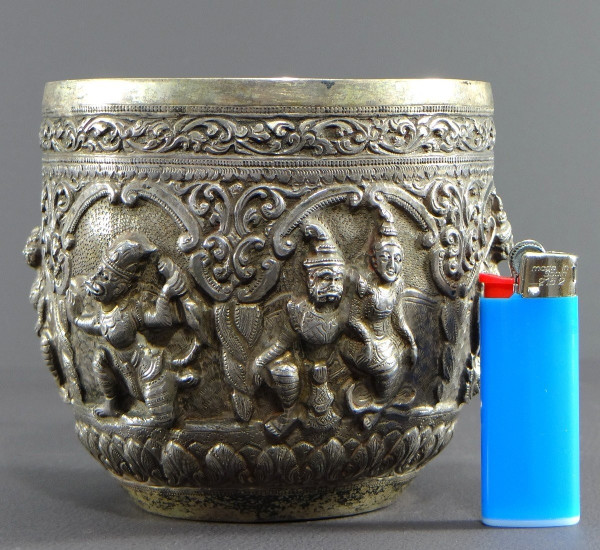  Burma, Konbaug Dynasty, 19th Century, Important Bowl In Solid Silver Repoussé Decor.