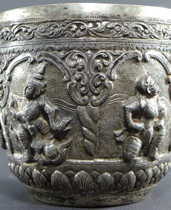  Burma, Konbaug Dynasty, 19th Century, Important Bowl In Solid Silver Repoussé Decor.