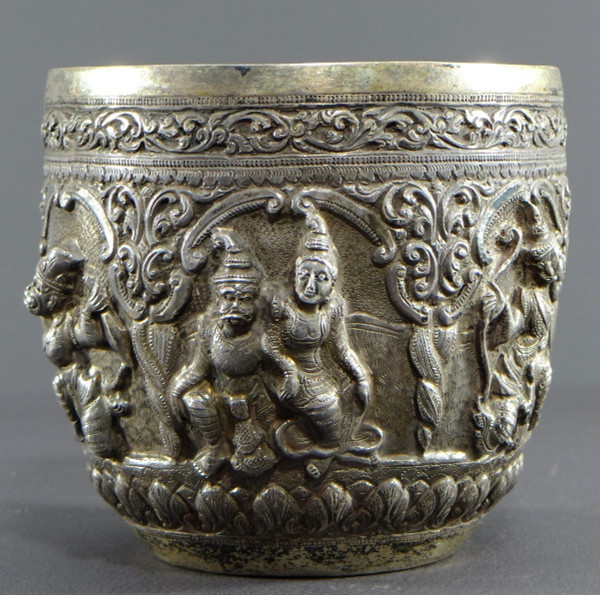  Burma, Konbaug Dynasty, 19th Century, Important Bowl In Solid Silver Repoussé Decor.