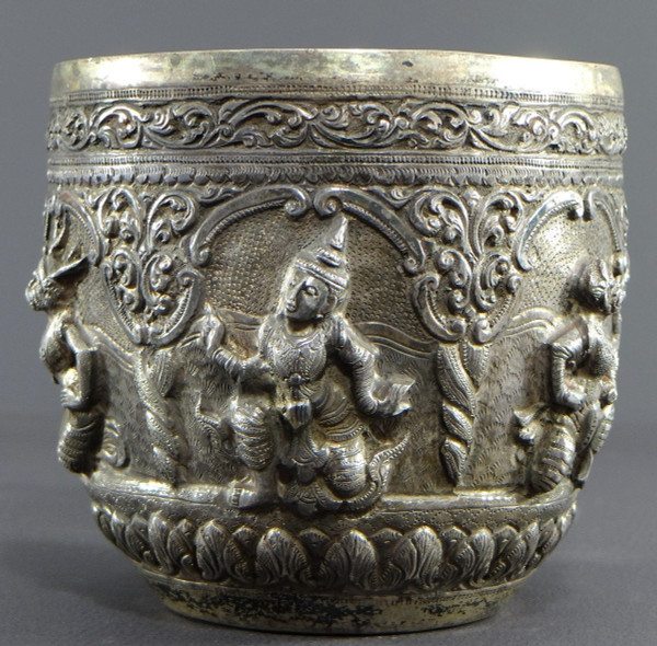  Burma, Konbaug Dynasty, 19th Century, Important Bowl In Solid Silver Repoussé Decor.