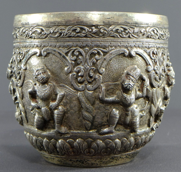  Burma, Konbaug Dynasty, 19th Century, Important Bowl In Solid Silver Repoussé Decor.