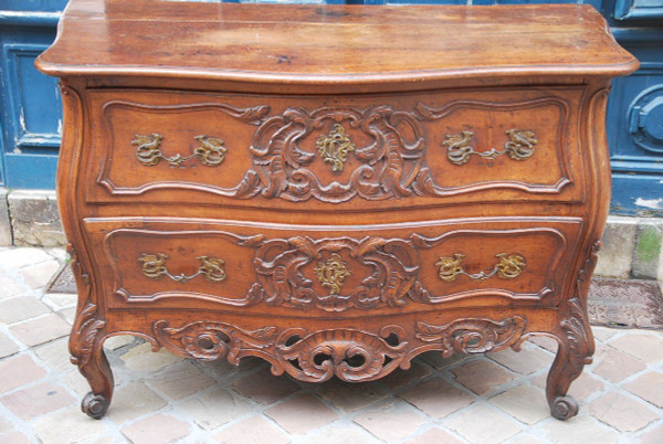 Beautiful Walnut Chest of Drawers Nimes, 18th century