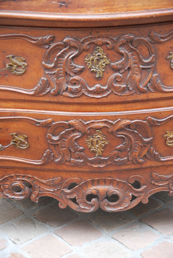 Beautiful Walnut Chest of Drawers Nimes, 18th century