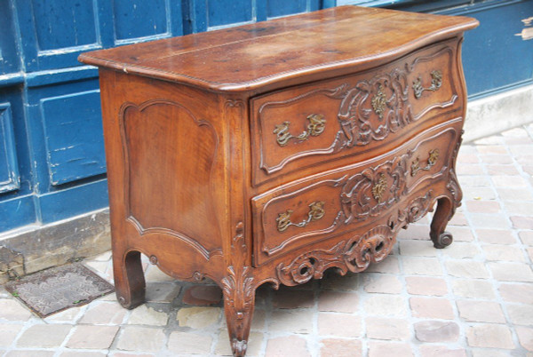 Beautiful Walnut Chest of Drawers Nimes, 18th century