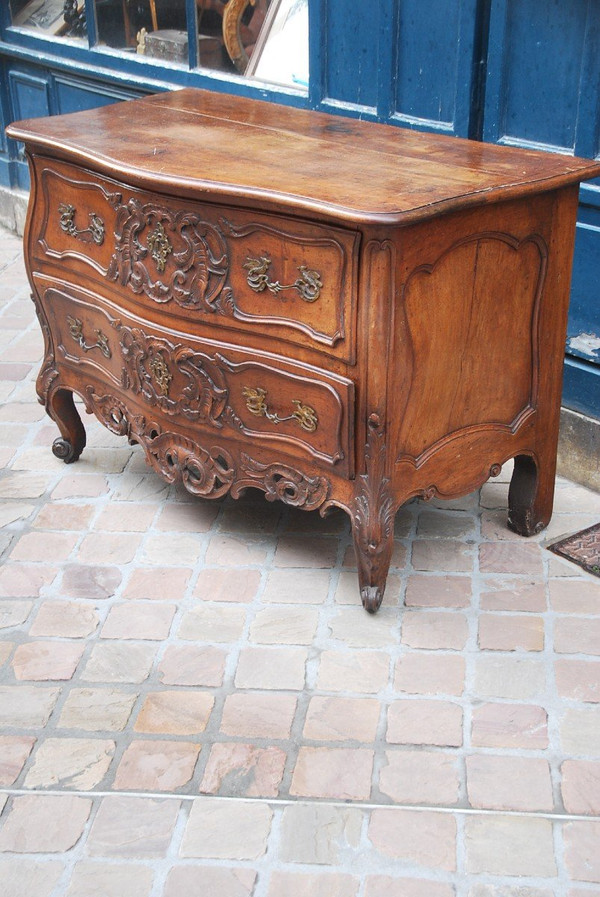 Beautiful Walnut Chest of Drawers Nimes, 18th century