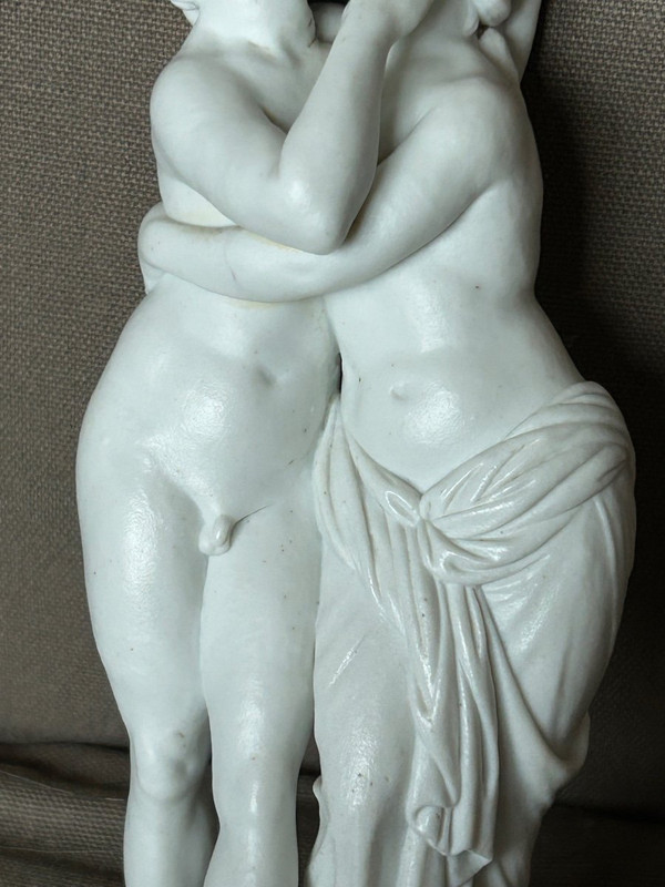 Amour Et Psyché - 18th Century Porcelain Biscuit Sculpture