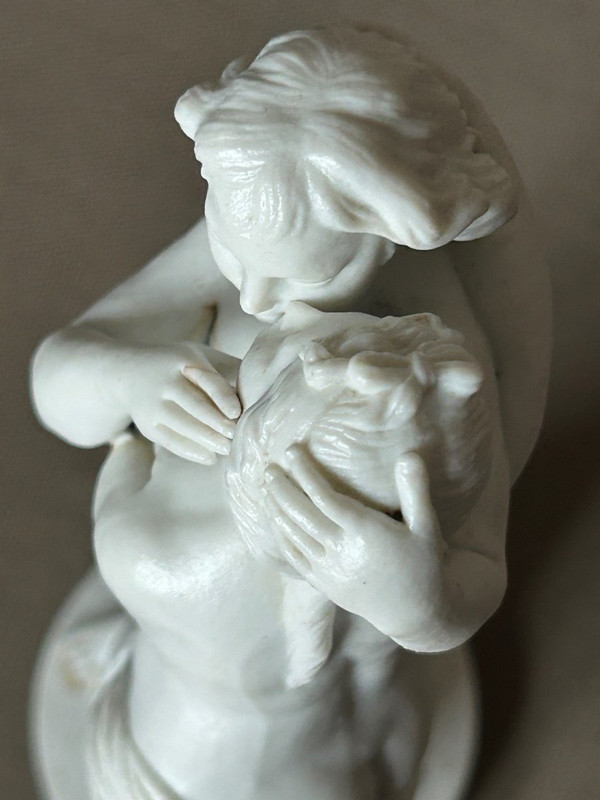 Amour Et Psyché - 18th Century Porcelain Biscuit Sculpture