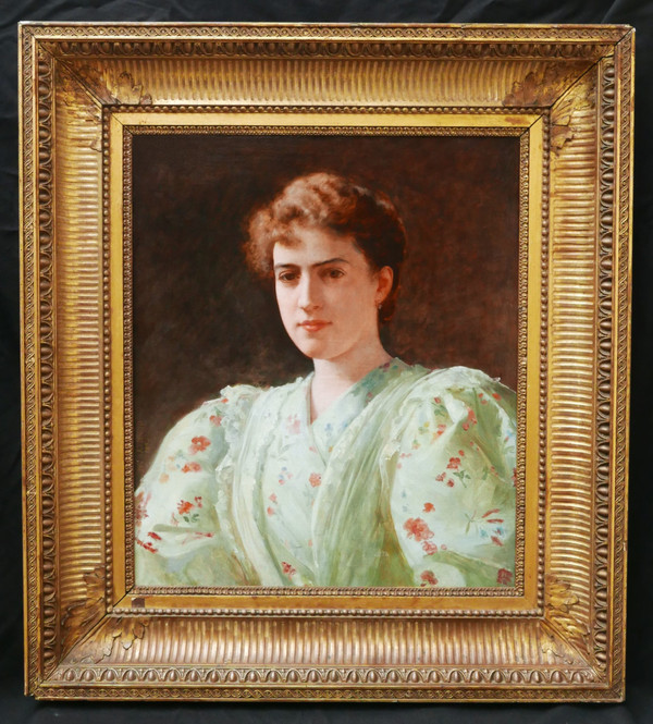 Auguste RAYNAUD, Portrait de jeune femme en robe vert pâle à motifs de fleurs