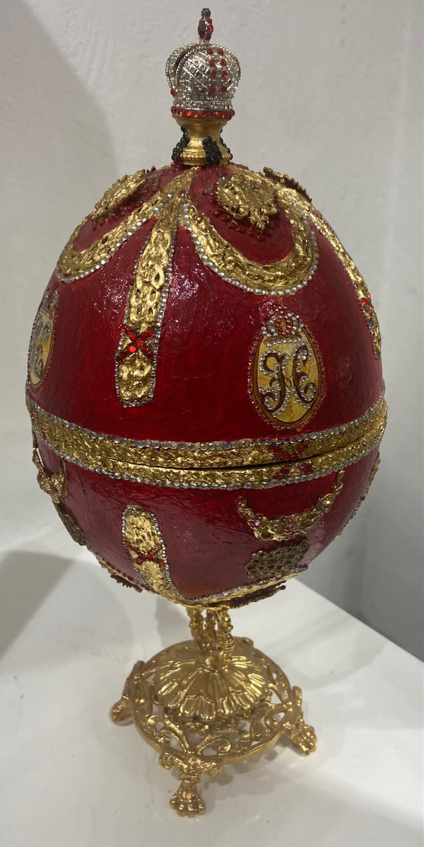 Egg-shaped jewelry box in boiled cardboard decorated with garlands, figures, double-headed eagles