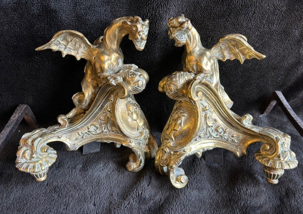 Paire De Chenets En Bronze à  Décor De Dragons Aux Ailes Déployées Style Régence époque XIXème