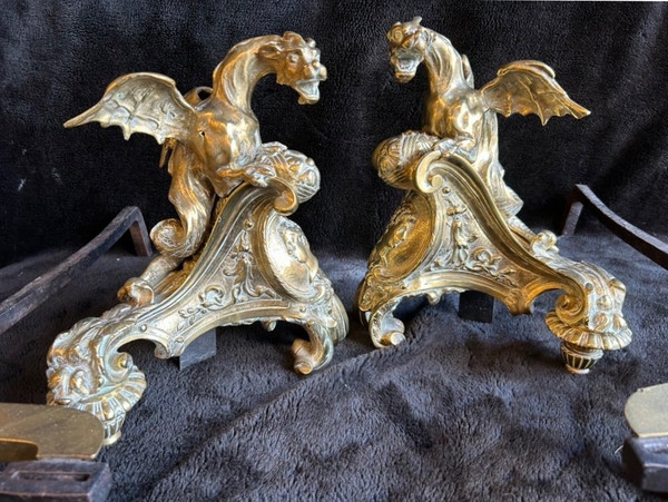 Paire De Chenets En Bronze à  Décor De Dragons Aux Ailes Déployées Style Régence époque XIXème