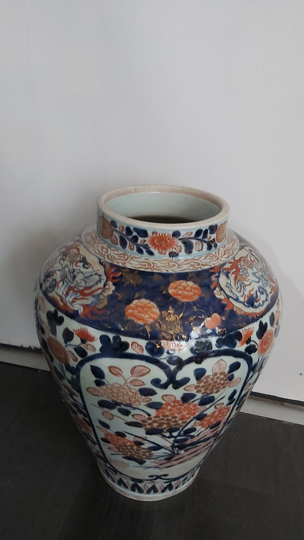 Imari 19th century covered vase