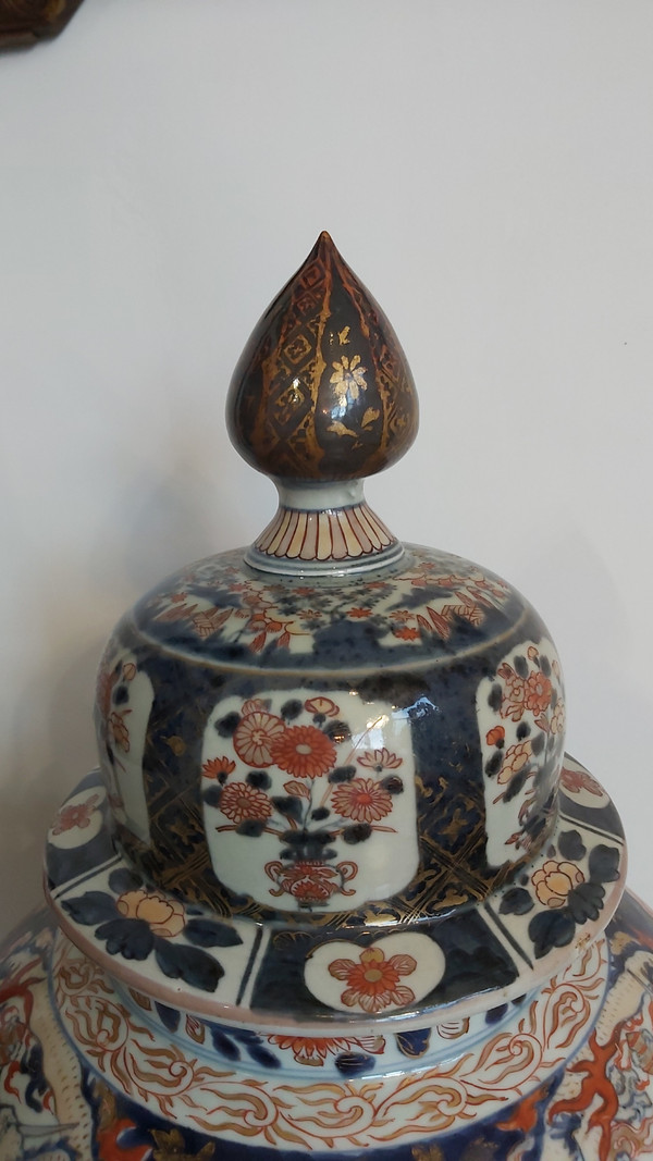 Imari 19th century covered vase