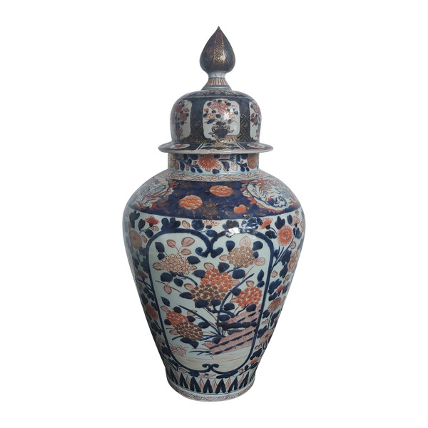 Imari 19th century covered vase