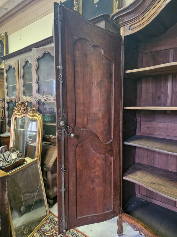 18th century, curved cabinet Rhône Valley Louis XV