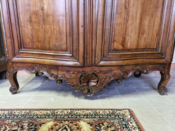 18th century, curved cabinet Rhône Valley Louis XV