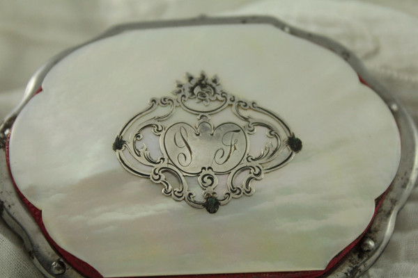 Purse, or box, in mother-of-pearl with monogrammed cartridge late 19th century