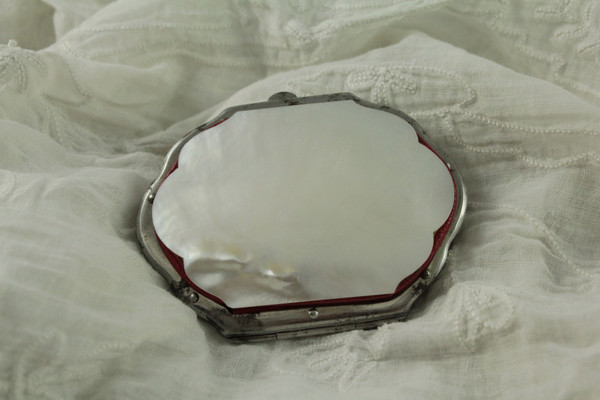 Purse, or box, in mother-of-pearl with monogrammed cartridge late 19th century